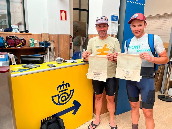 Correos entrega en Oviedo bolsas de tela a los peregrinos para reducir su huella de plástico.