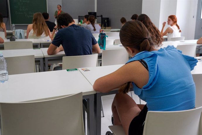 Archivo - Arquivo - Vários estudantes antes do início de um dos exames de admissão à universidade em Sevilha (foto de arquivo).