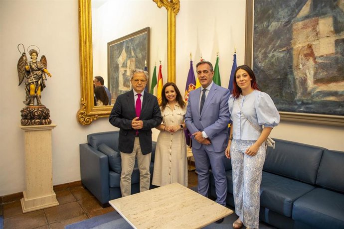 El presidente de la Diputación de Córdoba, Salvador Fuentes (izda.), tras la firma con Anfane.