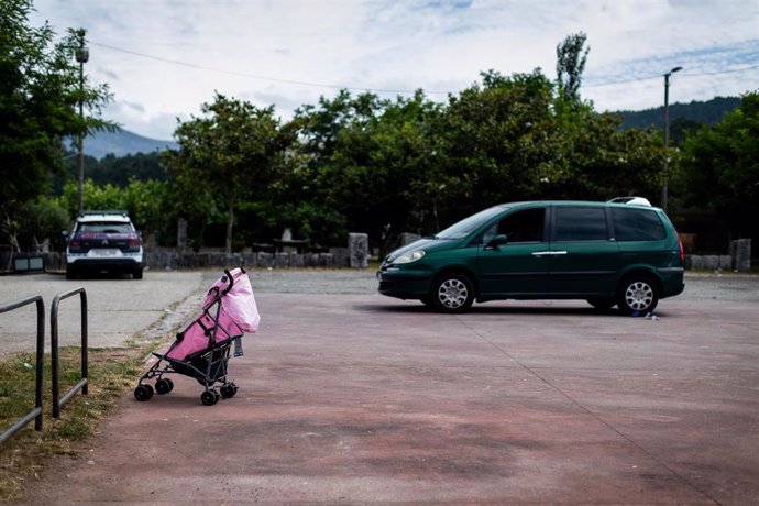 Un carrito de bebé en el lugar en el que ocurrieron los hechos, a 2 de julio de 2025, en Ribeira, A Coruña, Galicia (España). Una persona falleció y varias fueron detenidas tras una multitudinaria pelea entre numerosos miembros de dos familias registrada 