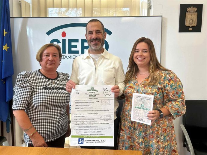 Ana Nosti, concejala de Festejos, Mercados y Bienestar Animal; Ángel García, alcalde de Siero, y Lourdes Álvarez, de la comisión de festejos de Tiñana.