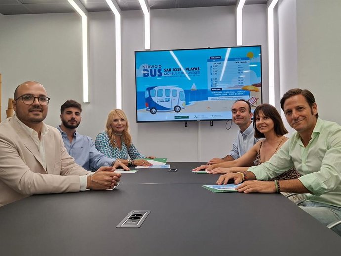 Presentación de bus lanzadera para las playas de acceso restringido de Cabo de Gata (Almería).