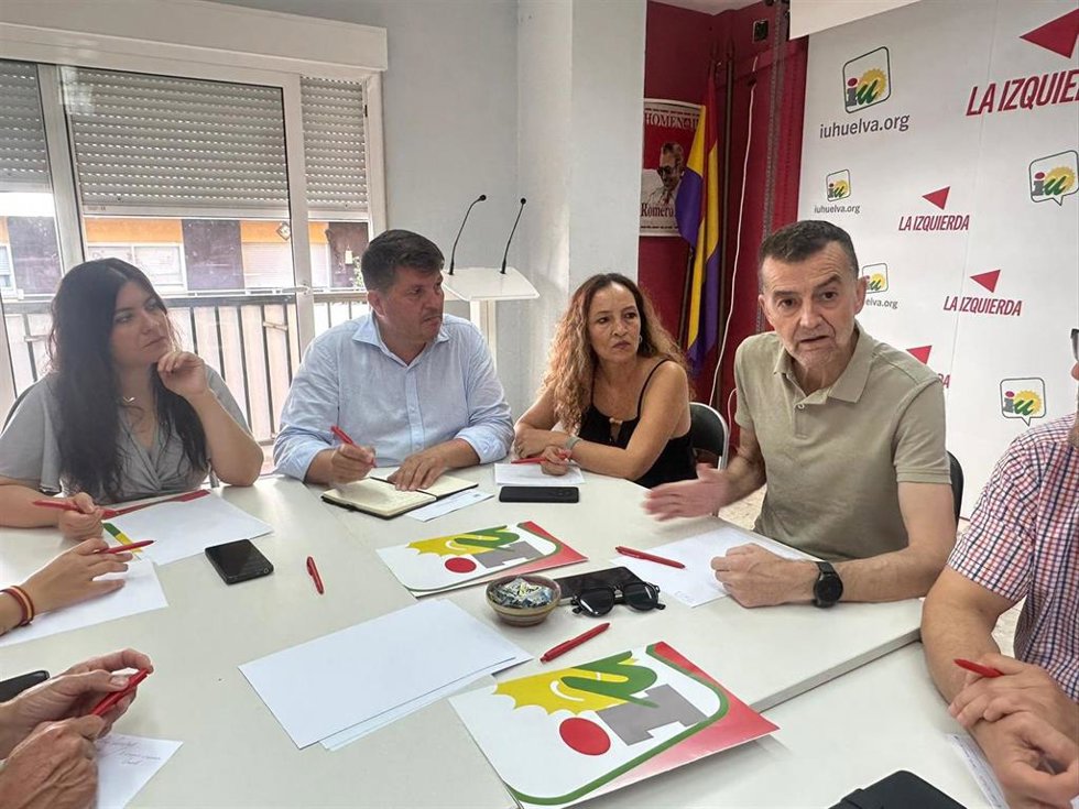El coordinador federal de Izquierda Unida, Antonio Maíllo, en una reunión en Huelva con miembros de IU en la provincia, sindicatos y colectivos relacionados con la sanidad.