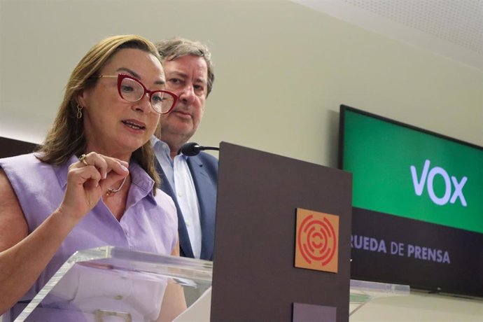 Los diputados de Vox Carmen Rouco y Juan Vidal.