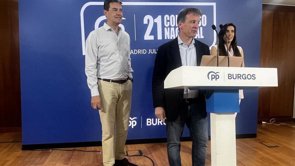 El diputado por Burgos Ángel Ibáñez; el presidente provincial, Borja Suárez; y la presidenta regional de Nuevas Generaciones, Andrea Ballesteros.
