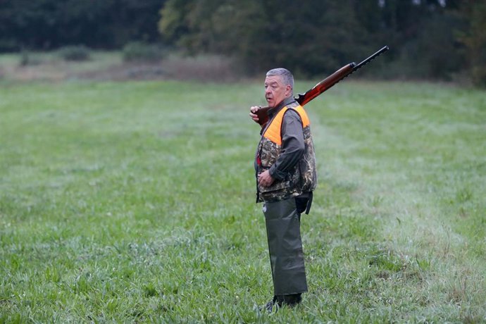 Archivo - Un hombre caza durante el arranque de la temporada de caza en Galicia