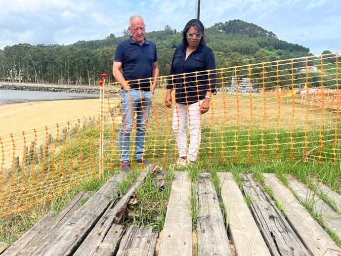 Los diputados del PP José Felgueres y Sandra Camino, en la senda de acceso a la playa de Rodiles, en Villaviciosa.