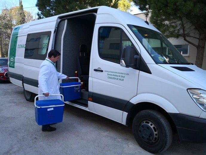 Archivo - Unidad móvil del Centro de Transfusion Sanguínea 