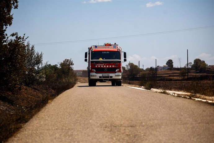 Vehículo de Bombers en la zona del incendio de Torrefeta i Florejacs (Lleida)