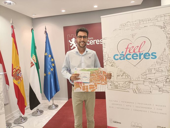 El concejal de Turismo, Ángel Orgaz, presenta el nuevo  material turístico de la ciudad