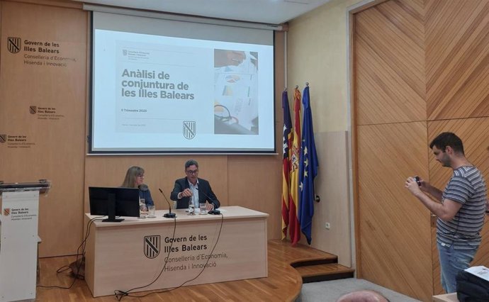 La directora general de Economía y Estadística, Catalina Barceló, y el vicepresidente del Govern, Antoni Costa, en rueda de prensa.