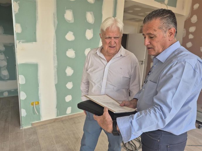 El director general de Mayores, Máximo Ariza, y el alcalde de Peraltilla, José Pedro Sierra, en la futura Casa del Mayor.