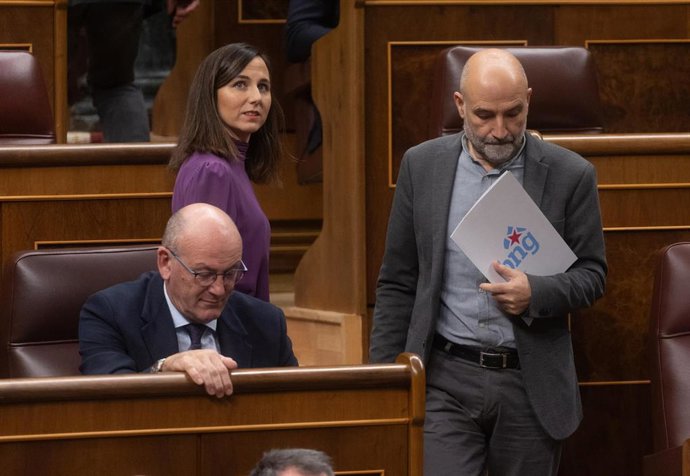 Archivo - La secretaria general de Podemos, Ione Belarra, tras intervenir y el diputado del BNG Néstor Rego, durante una sesión plenaria