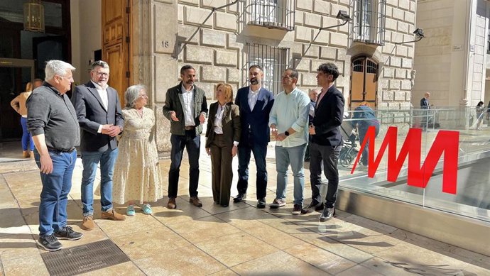 El portavoz socialista en el Ayuntamiento de Málaga, Daniel Pérez,  junto a concejales del PSOE.