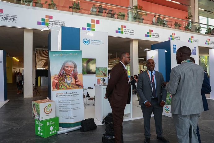 Asistentes a la Cumbre de la ONU recorren las instalaciones del Palacio de Congresos, en foto de archivo.