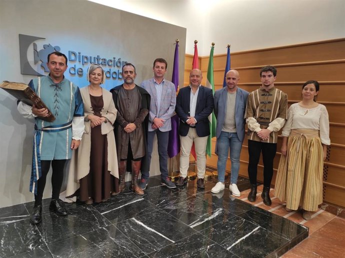 El delegado de Cultura, Gabriel Duque (cuarto por la dcha.), en la presentación de 'Asonada', que llega a Pedroche en agosto.