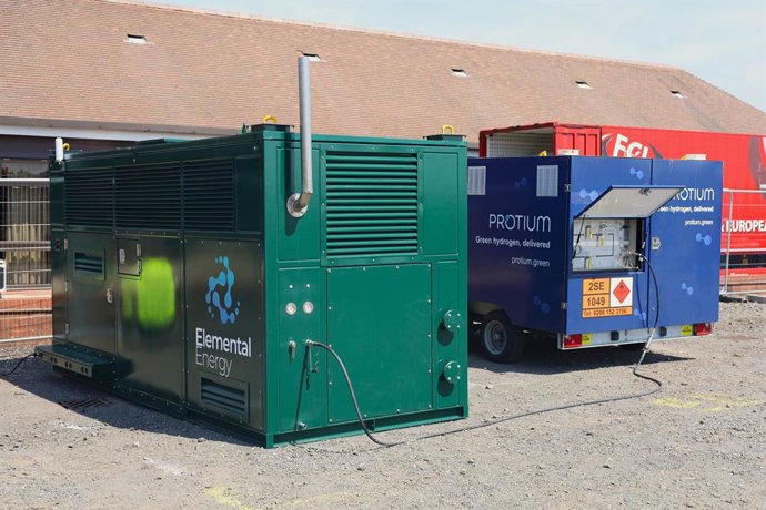 H2IPO hybrid power hub with integrated BESS and Toyota's PEM fuel-cells. Hydrogen supplied by Elemental Energy's 99kg H2 mini-trailer.