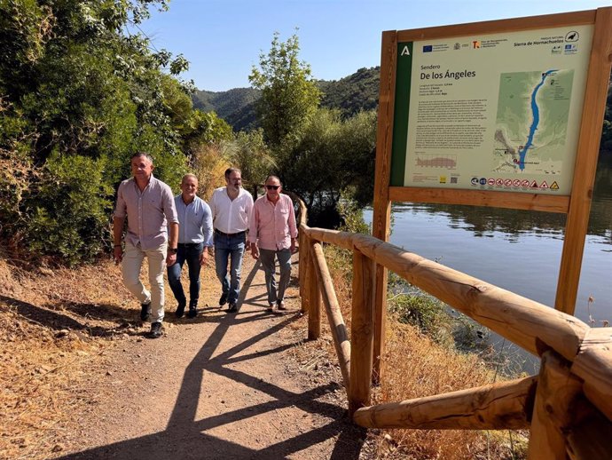 (Desde Izda.) Borrallo, Martínez, Molina Y López Recorren El 'Sendero De Los Ángeles', En El Parque Natural Sierra De Hornachuelos.