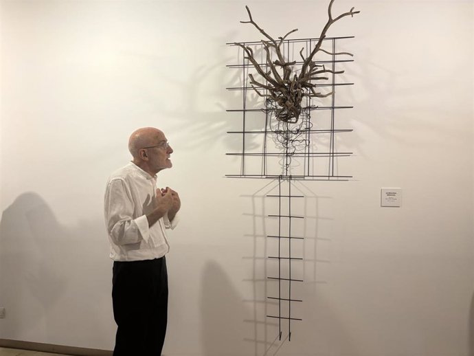 Imagen del escultor Adolfo Revuelta Martínez en la presentación de su exposición 'Viaje a la Arcadia'