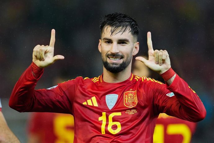 Archivo - Alex Baena celebra un gol con la selección española