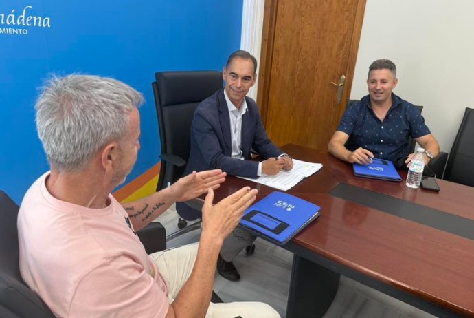 El alcalde de Benalmádena recibe a dos representantes de la  Confederación Española de Policía.