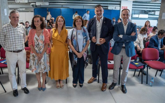 Los representantes de las instituciones participantes en la presentación del NASA SpaceAPPS Challenge, celebrada en UCAM HiTech