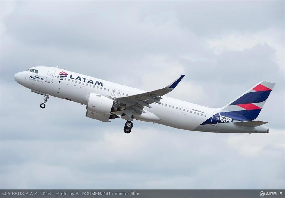 Archivo - Avión de Latam Airlines.