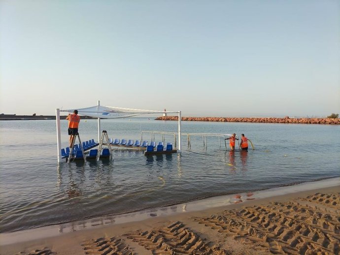 La Generalitat instala 12 zonas de baño accesible en las playas de la Comunitat Valenciana