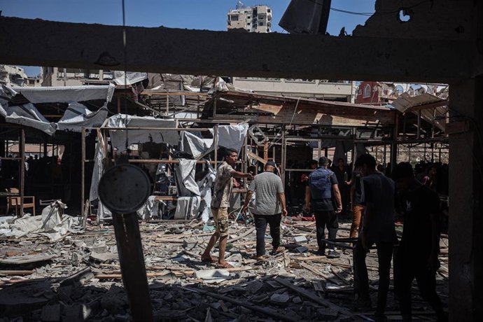 Palestinos inspeccionan los daños en una cafetería de la ciudad de Gaza tras un bombardeo del Ejército de Israel contra las instalaciones, en el norte de la Franja (archivo)