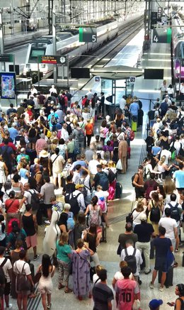 El presidente de la Junta de Andalucía, Juanma Moreno, ha denunciado este jueves un "retraso" del AVE en la estación de  Málaga-María Zambrano