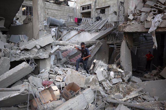 Um palestino inspeciona uma casa destruída pelo exército israelense em um bombardeio na Cidade de Gaza, no norte da Faixa (arquivo).
