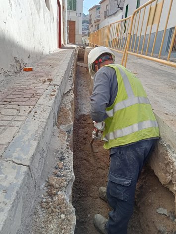 Archivo - Obra de Endesa en Pinos Puente, en una imagen de archivo