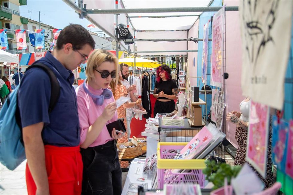 El montaje de La Térmica Village con sus conciertos, mercado y talleres, se traslada este sábado 5 de julio al recinto ferial de Los Nadales de Benalmádena Pueblo con las actuaciones musicales de Salma y Ángeles Toledano.