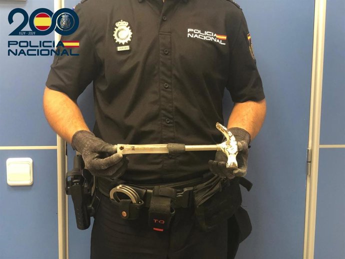 La Policía Nacional detiene a un hombre por tratar a de matar a otro con un martillo