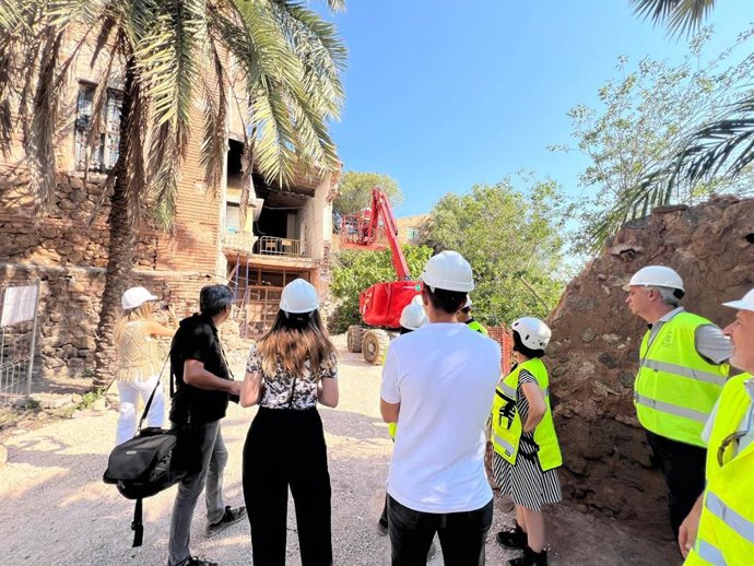 La vicealcaldesa y concejal de Fomento y Patrimonio del Ayuntamiento de Murcia, Rebeca Pérez, supervisa las obras que se están acometiendo para garantizar la seguridad y conservación del eremitorio Nuestra Señora de la Luz, situado en Santo Ángel