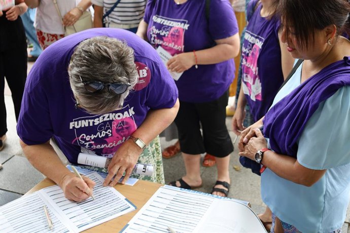 Gutxieneko soldata propioaren alde sinatzen