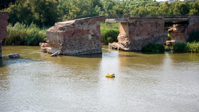 Geas de la Guardia Civil inician el estudio para comprobar el estado de las cimentaciones del Puente Viejo de Talavera