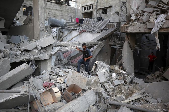 Un palestí inspeccionant un habitatge destruït 