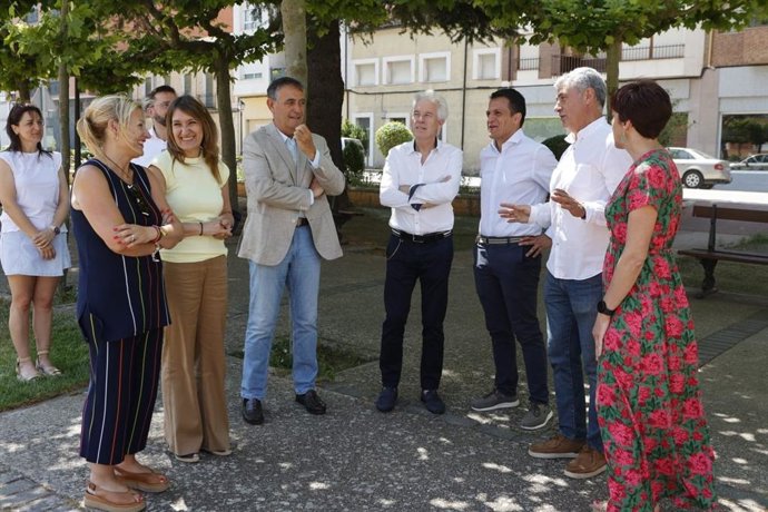 Rocío Lucas (2I) visita el programa de refuerzo de 6º de Primaria en el CEIP Manuel Ruiz Zorrilla de El Burgo de Osma (Soria).