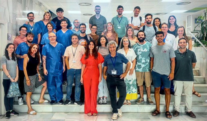 Foto de familia de médicos que han logrado la certificación ATLS en el Virgen del Rocío.
