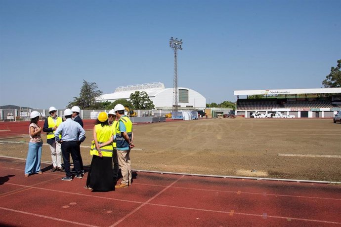 Las obras del campo de fútbol de la Ciudad Deportiva de Plasencia avanzan a buen ritmo y concluirán a final de julio