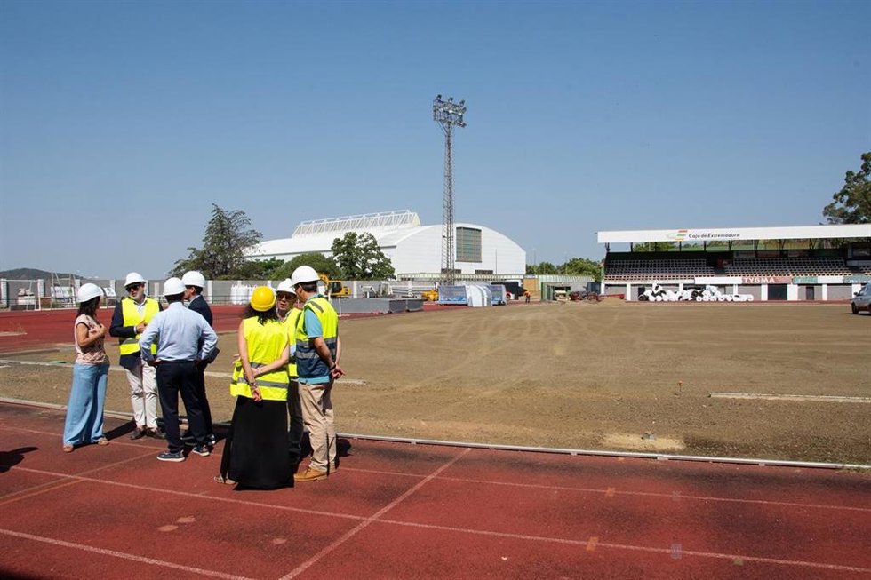 Las obras del campo de fútbol de la Ciudad Deportiva de Plasencia avanzan a buen ritmo y concluirán a final de julio