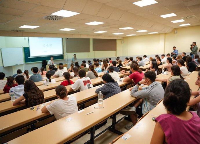 Imágenes de la primera jornada de la Prueba de Acceso a la Universidad en Andalucía en la Facultad de Medicina, a 3 de junio de 2025 en Sevilla, Andalucía (España). 