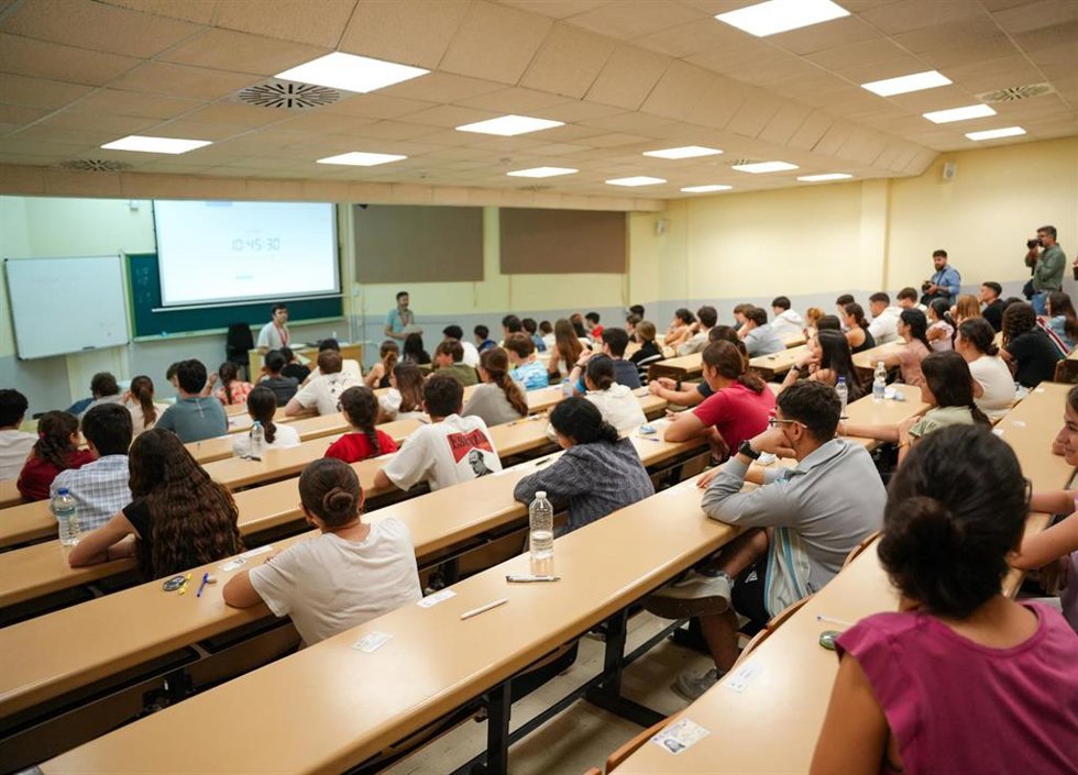 Imágenes de la primera jornada de la Prueba de Acceso a la Universidad en Andalucía en la Facultad de Medicina, a 3 de junio de 2025 en Sevilla, Andalucía (España).