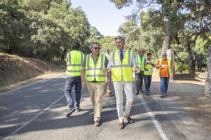 El delegado de Infraestructuras, Sostenibilidad y Agricultura, Andrés Lorite (dcha.), visita las labores de desbroce.