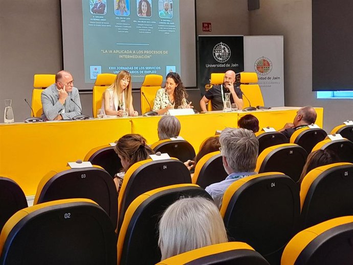 Ana Mata (2d), en la mesa redonda.