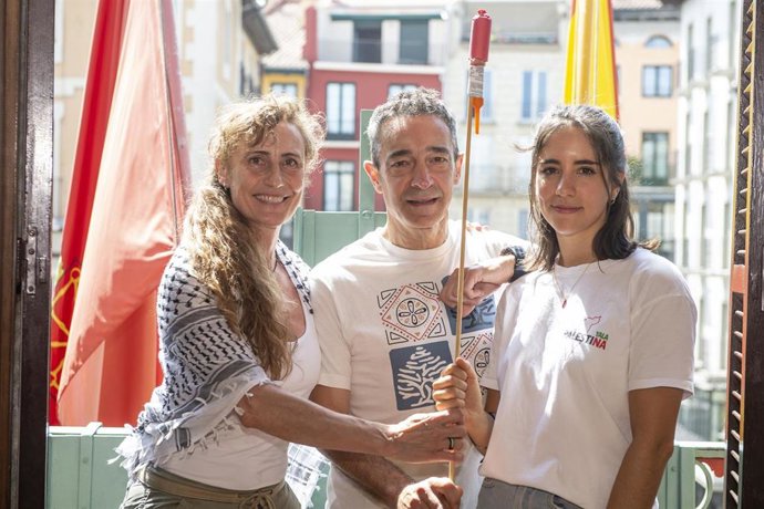 I-D: Lidón Soriano Segarra, Eduardo Ibero Albo y Dyna Kharrat Juanbeltz, de la plataforma Yala Nafarroa con Palestina, en los preparativos del chupinazo de Sanferines 2025.