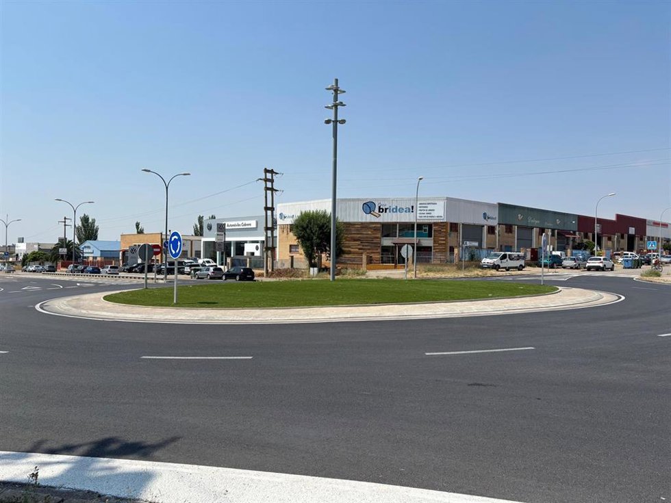 Finalizadas las obras de la nueva rotonda en Ronda Industria de Huesca para mejorar la circulación en los polígonos.
