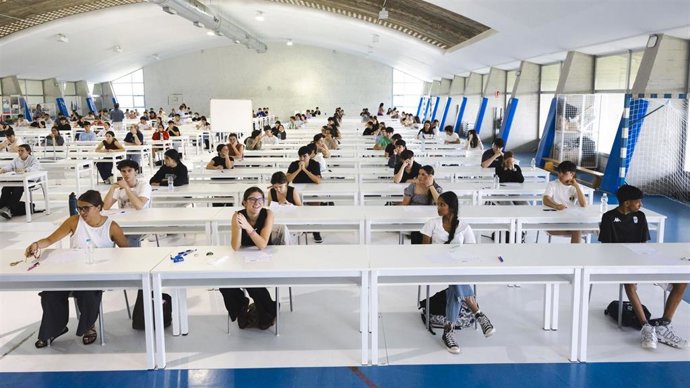 Alumnos realizan la PAU.