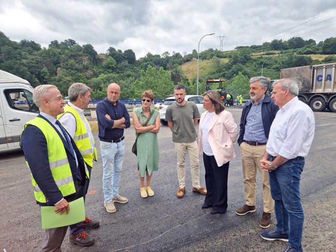 La vicepresidenta Gimena Llamedo, el consejero  Alejandro Calvo, el viceconsejero Jorge García y el alcalde Emilio García Longo, este jueves durante la visita a las obras de la nueva glorieta.